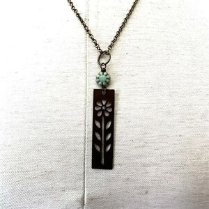 Copper tone flower pendant necklace